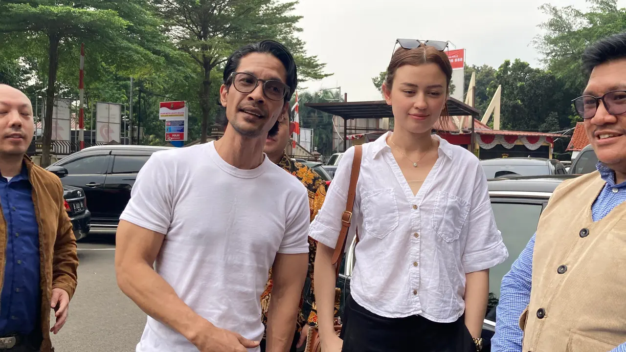 Edward Akbar kembali bertemu dengan Kimberly Ryder di Polres Metro Jakarta Selatan, Jumat (11/7/2025). (Liputan6.com/M Altaf Jauhar)