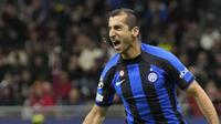 Pemain Inter Milan, Henrikh Mkhitaryan melakukan selebrasi setalah mencetak gol kedua timnya ke gawang AC Milan pada laga leg pertama semifinal Liga Champions 2022/2023 di San Siro, Milan, Italia, Kamis (11/05/2023) WIB. Laga dimenangkan oleh Nerazzurri dengan skor 2-0. (AP Photo/Antonio Calanni)