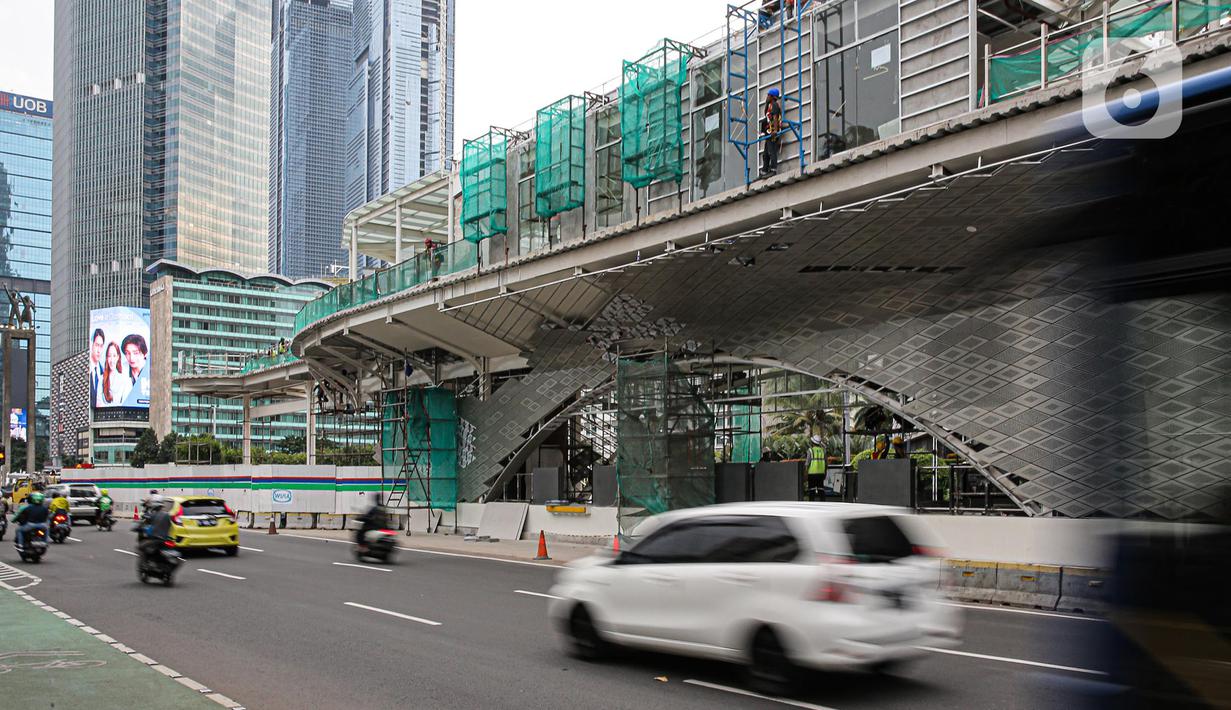 Kendaraan melintas di samping proyek revitalisasi Halte TransJakarta Bundaran HI, Jakarta, Senin (3/10/2022). Gubernur DKI Jakarta Anies Baswedan memastikan revitalisasi halte Transjakarta Tosari di kawasan Bundaran HI terus berlanjut. Proyek revitalisasi itu terus berlanjut meskipun sempat diprotes sejarawan JJ Rizal karena dianggap menutupi Patung Selamat Datang di Bundaran HI. (Liputan6.com/Faizal Fanani)