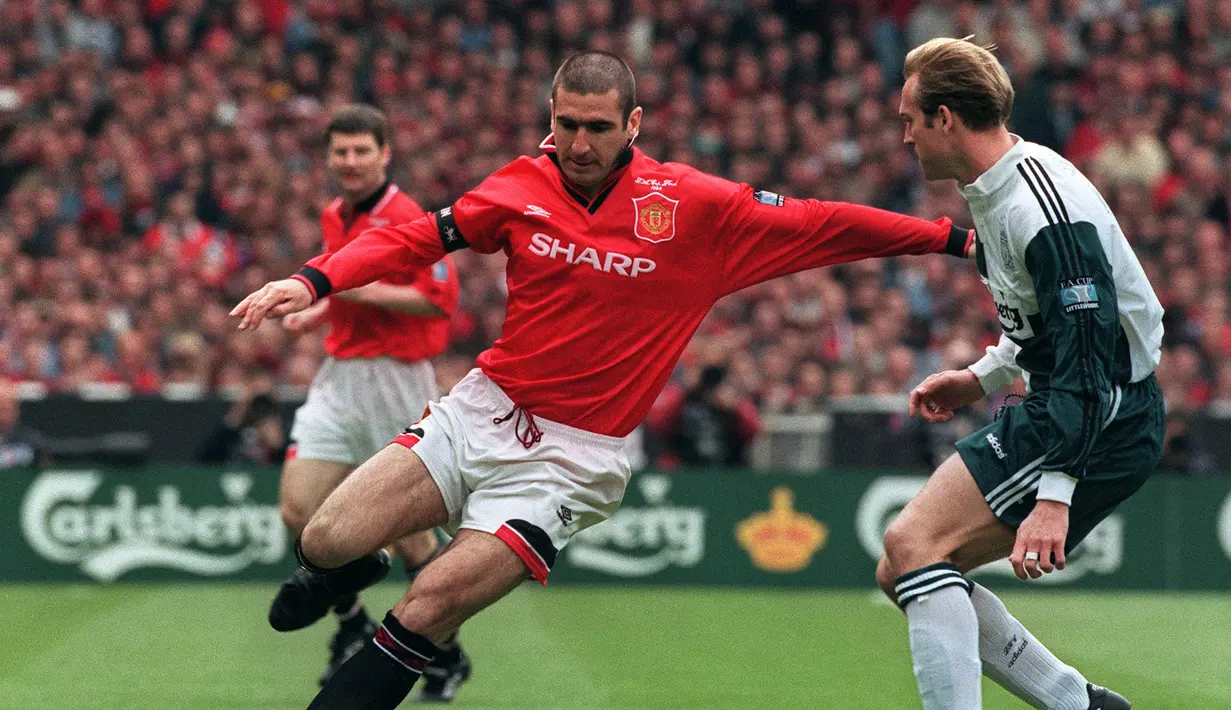 3. Eric Cantona - Simbol kejayaan MU ini ditunjuk menjadi kapten menggantikan posisi dari Steve Bruce. Meski hanya lima musim di Old Trafford dirinya tercatat sebagai kapten pertama di luar Britania Raya yang  meraih trofi Piala FA.