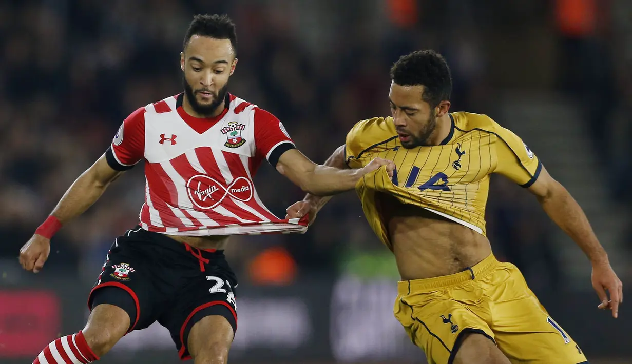 Penyerang Southampton, Nathan Redmond, berebut bola dengan gelandang Tottenham, Mousa Dembele. Pada laga ini Southampton menggunakan formasi 4-3-3, sementara itu tamunya, Tottenham menggunakan skema 4-2-3-1. (Reuters/Matthew Childs)