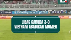 Timnas Vietnam mengabadikan momen kemenangan dengan berfoto bersama di lapangan usai menaklukkan Timnas Indonesia 3-0 pada laga Piala AFF 2026. Hasil tersebut menjadi kemenangan penting bagi The Golden Star Warriors dalam persaingan menuju fase berikutnya.