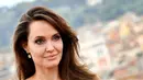 Aktris Angelina Jolie berpose saat sesi pemotretan untuk pemutaran perdana film Disney "Maleficent: Mistress of Evil" di Roma, Italia (7/10/2019). Angelina Jolie tampil cantik mengenakan gaun ungu dengan celana dan sepatu hitam. (AFP Photo/Tiziana Fabi)