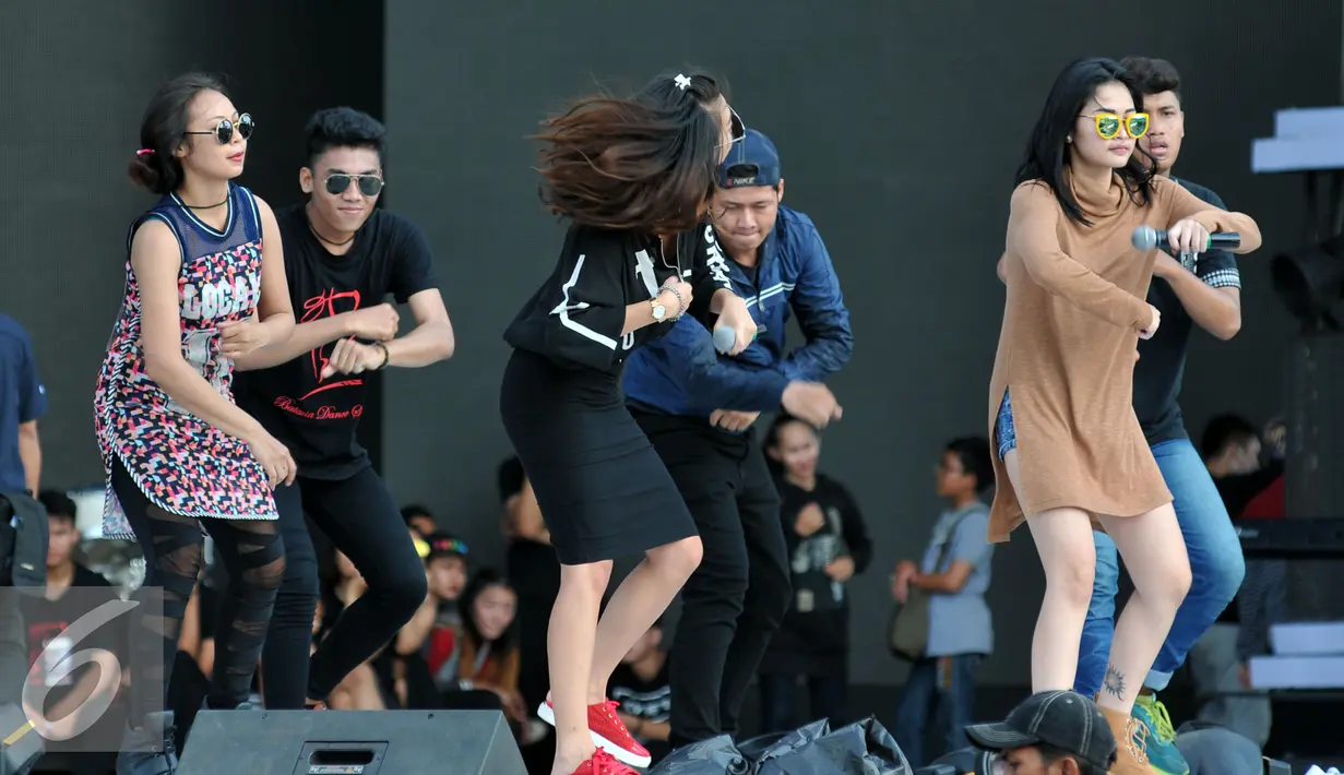 Sejumlah artis dan penari saat melakukan persiapan jelang acara perayaan malam tahun baru bersama SCTV di pantai Karnaval Ancol, Jakarta, Rabu (30/12). Konser musik spesial bertajuk 'Move On Party 2016' dan 'Welcome Hope 2016'. (Liputan6.com/Yoppy Renato)
