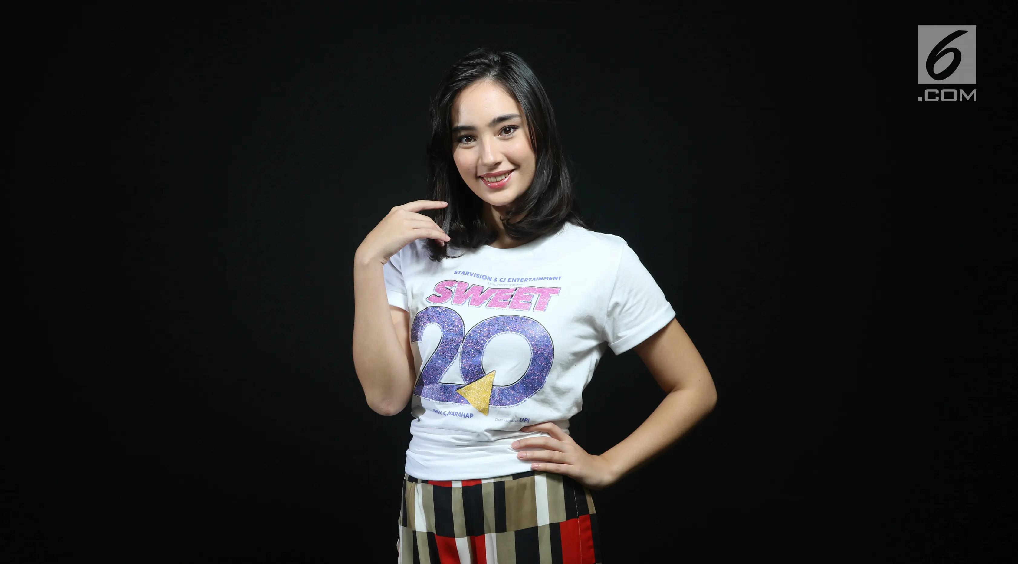 Pemain film Sweet 20, Tatjana Saphira saat berkunjung ke Liputan6.com di SCTV Tower, Jakarta, Senin (12/6). (Liputan6.com/Fatkhur Rozaq)