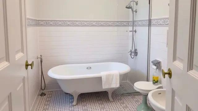 5 Ide Kombinasi Shower dan Bathtub yang Bikin Kamar Mandi Kecil Terasa Mewah