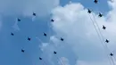 Jet tempur Rafale melakukan manuver saat atraksi udara dalam perayaan HUT ke-81 Kemerdekaan Republik Indonesia di kawasan Istana Merdeka, Jakarta, Senin (17/8/2026). Sebanyak 81 pesawat dan helikopter gabungan TNI-Polri tampil dalam flypass spektakuler, termasuk formasi angka 81 dan manuver High-G Turn. (KLY/Budy Santoso)
