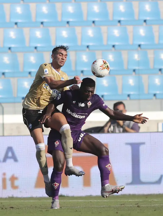Gelandang SPAL,  Mohamed Fares berebut bola dengan gelandang Fiorentina, Alfred Duncan pada pertandingan lanjutan Liga Serie A Italia di stadion Paolo Mazza di Ferrara, Italia, Minggu (2/8/2020). Fiorentina menang telak 3-1 atas SPAL. (Filippo Rubin/Lapresse via AP)
