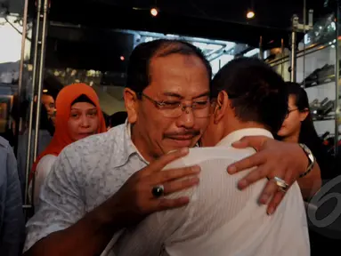 Mantan Walikota Makassar memeluk saudaranya usai mengetahui kabar gugatan praperadilan yang diajukannya dikabulkan hakim Pengadilan Negeri Jakarta Selatan, Selasa (12/5/2015). (Liputan6.com/Andrian M Tunay)