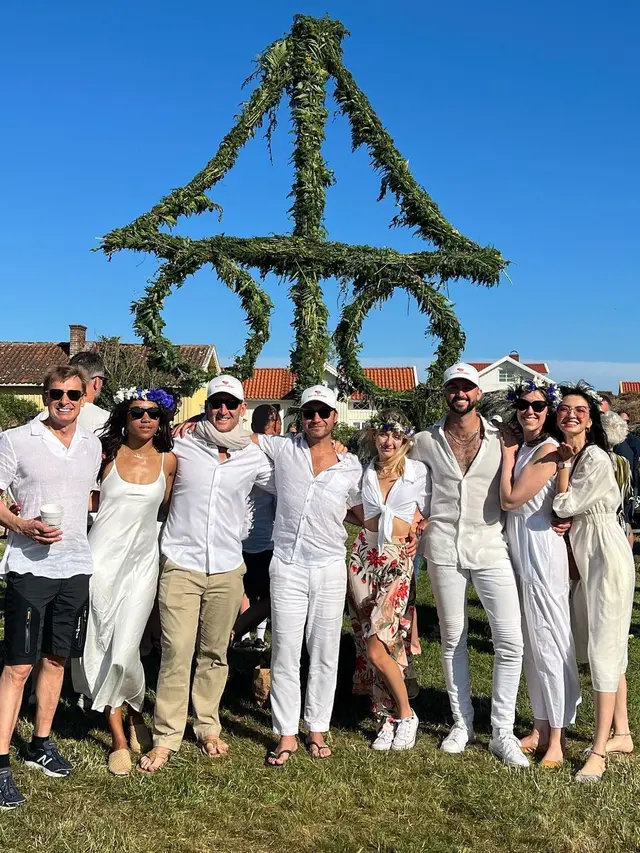 7 Potret Seru Raline Shah Rayakan Festival Midsommar di Swedia Ini Tampil Menawan