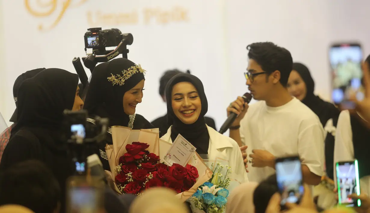 Tak hanya nyanyi bareng, Sintya Marisca dan Abidzar Al Ghifari tampil serasi yang makin membuat netizen gemas. [Dok/Kapanlagi/Bayu Herdianto].