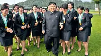 Kim Jong-un dan sejumlah wanita Korea Utara. (Sumber rt.com)