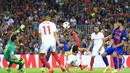 Pemain Sevilla, Vicente Iborra melakukan tendangan salto ke arah gawang Barcelona pada laga Super Cup Spanyol di Stadion Camp Nou, Barcelona (18/8/2016). (AFP/Pau Barrena)
