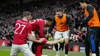 Pemain Manchester United, Marcel Sabitzer disambut rekan-rekannya setelah menjebol gawang Fulham pada laga perempat final Piala FA 2022/2023, Minggu (19/3/2023) malam WIB. (AP Photo/Jon Super)