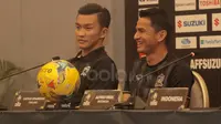 Kiatisuk Senamuang (kanan) dan Kosin Hathairattanakool saat mengikuti jumpa pers di Hotel Aston Lake, Sentul, (13/12/2016). (Bola.com/Nicklas Hanoatubun)