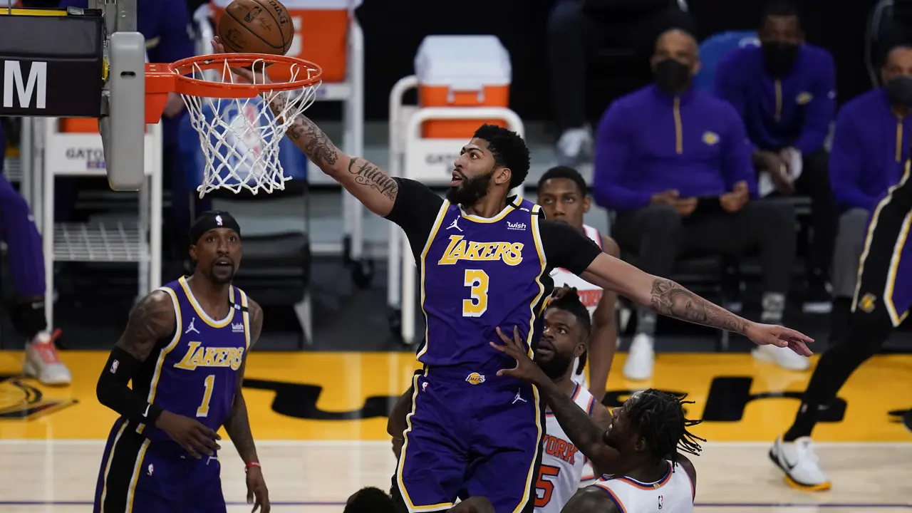 Forward Los Angeles Lakers, Anthony Davis, ketika melawan New York Knicks pada lanjutan NBA.