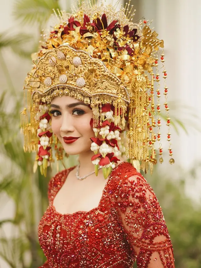 6 Pesona Glamor Febby Rastanty dalam Balutan Adat Palembang di Resepsi Pernikahan Bersama Drajad Djumantara