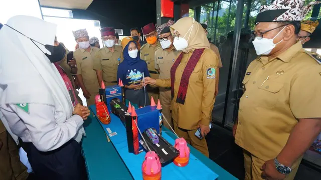 Melatih Guru Sekolah Dasar Negeri dan Swasta