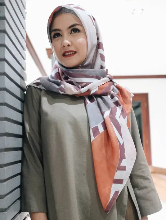 Meski sudah berstatus ibu satu anak, namun penampilan Reva ini masih seperti gadis muda pada umumnya. Coba lihat, kali ini Reva hanya menyampirkan sisi kanan hijabnya ini ke bagian kiri. Mudah kan? (Instagram/vatemat)