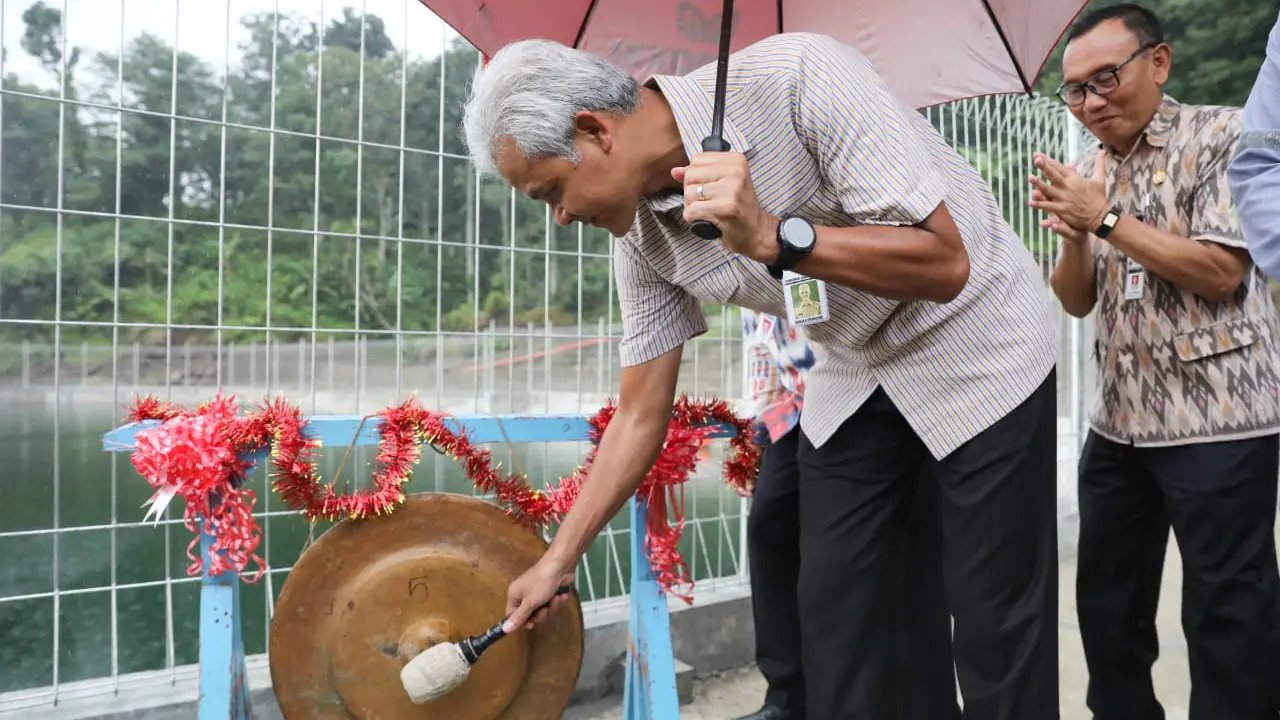 Ganjar Pranowo meresmikan pembangunan embung di Desa Kalibareng, Kecamatan Patean, Kendal. (Istimewa)