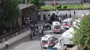 Kendaraan ambulans memadati lokasi ledakan bom di luar kantor polisi Kota Gaziantep yang lokasinya dekat perbatasan Turki dan Suriah, Minggu (1/5). Aparat keamanan memeriksa puing dari mobil yang meledak di lokasi tersebut. (REUTERS/Murad Sezer)