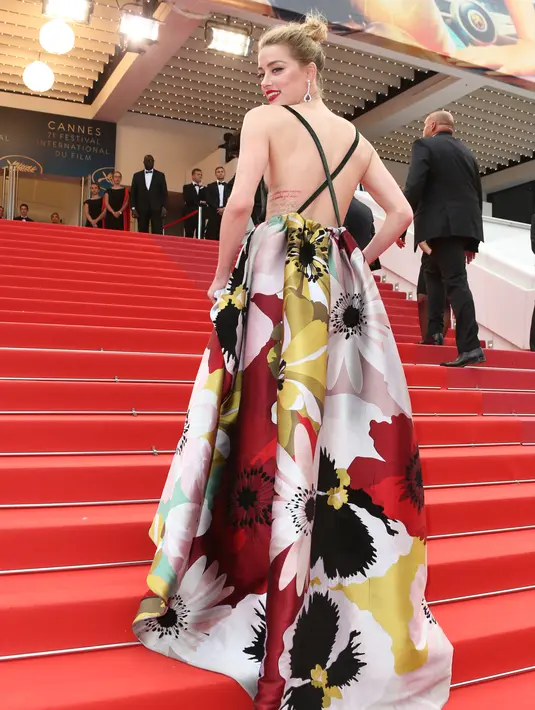 Ekspresi Amber Heard saat menghadiri pemutaran film "Sorry Angel (Plaire, Aimer et Courir Vite)" pada Festival Film Cannes ke-71 di Cannes, Prancis (10/5). (AFP Photo/Loic Venance)