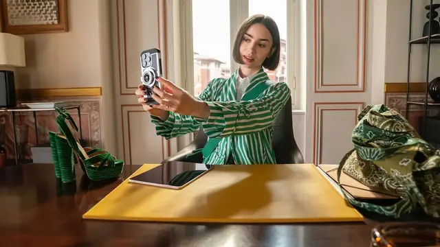 Lily Collins Picu Kekhawatiran dengan Lingkar Pinggangnya yang Sangat Ramping di NYFW