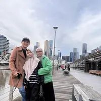 Kali ini, Sienna tampil kece dengan striped sweater, celana kulot, dan hijab segi empat.