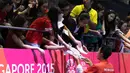 Jonatan Christie menjadi pemain Indonesia yang paling diburu penggemar di Singapore indoor Stadium. (Bola.com/Arief Bagus)