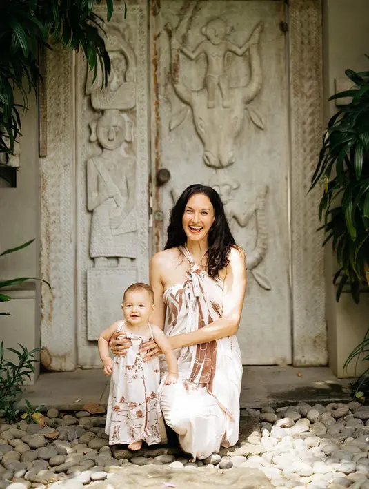 <p>Pose manis dengan Djiwa, Nadine tampil kompak mengenakan dress nuansa coklat dari brand miliknya. [Foto:IG/nadinelist].</p>