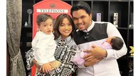 6 Momen Fuji dan Thariq Halilintar Gendong Gala dan Baby Ameena, Curi Perhatian (sumber: Instagram/fuji_an)