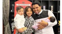 6 Momen Fuji dan Thariq Halilintar Gendong Gala dan Baby Ameena, Curi Perhatian