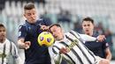 Gelandang Lazio, Sergej Milinkovic Savic (kiri) berebut bola dengan striker Juventus, Federico Bernardeschi dalam laga lanjutan Liga Italia 2020/21 di Allianz Stadium, Turin, Sabtu (6/3/2021). Lazio kalah 1-3 dari Juventus. (LaPresse via AP/Tano Pecoraro)