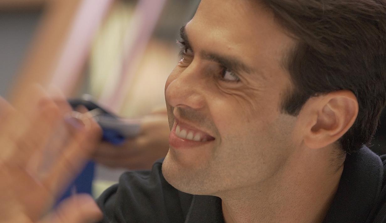 <p>Legenda timnas Brasil dan AC Milan, Kaka, tersenyum kepada penggemar yang menyapanya dari lantai atas sebuah pusat perbelanjaan di Jakarta, Sabtu (3/6/2023) sore hari. (Bola.com/Okie Prabhowo)</p>