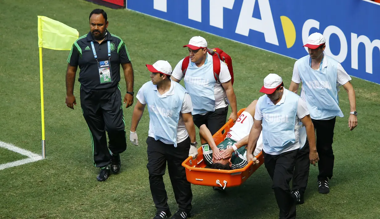 Bek tengah tersebut ditandu keluar lapangan setelah me-tackling pemain Belanda Arjen Robben di babak pertama dalam pertandingan 16 besar Piala Dunia, Brasil, Minggu (29/6/14). (REUTERS/Mike Blake)
