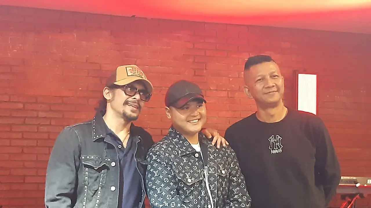 Syiwa dibantu Rowman Ungu dan Reynold eks Slank