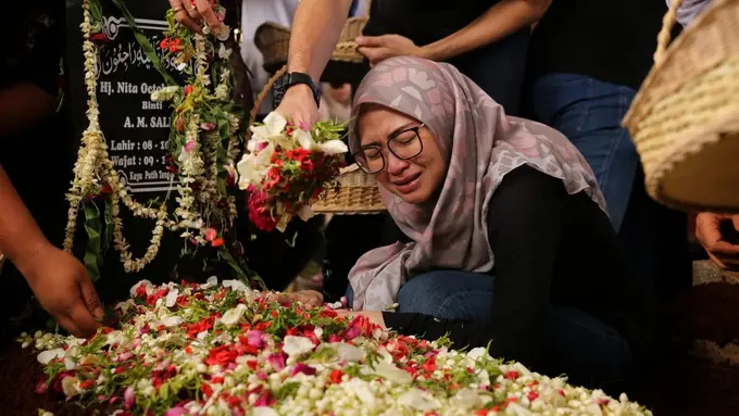 [Fimela] Suasana Pemakaman Istri Indro Warkop