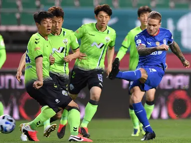 Pemain Suwon Samsung Blue Wings, Adam Taggart, melepaskan tendangan pada laga K-League Korea Selatan di Jeonju World Cup Stadium, Jeonju, Jumat (8/5/2020). Jeonbuk menang 1-0 atas Suwon. (AFP/Jung Yeon-je)