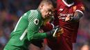 Kaki Mane menghantam tepat di wajah kiper Manchester City, Ederson saat pertandingan Liga Inggris di Stadion Etihad, Manchester (9/9). Usai hantaman, Ederson langsung mendapat perawatan hingga ditandu ke luar lapangan. (AFP Photo/Oli Scarff)
