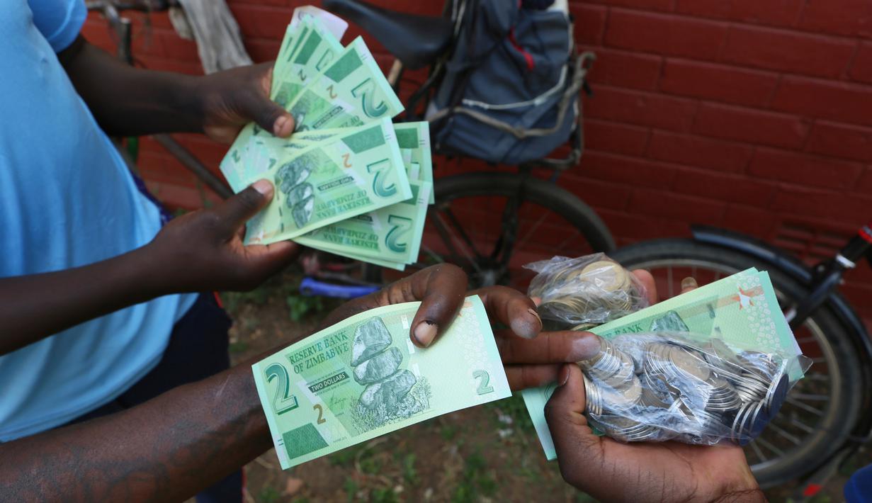Seorang pria memegang salah satu uang kertas baru yang dikeluarkan Reserve Bank of Zimbabwe di Harare, 12 November 2019. Selama hampir sedekade terakhir, masyarakat Zimbabwe menggunakan sejumlah mata uang negara lain bertransaksi pasca krisis ekonomi yang terjadi di Afrika. (AP/Tsvangirayi Mukwazhi)