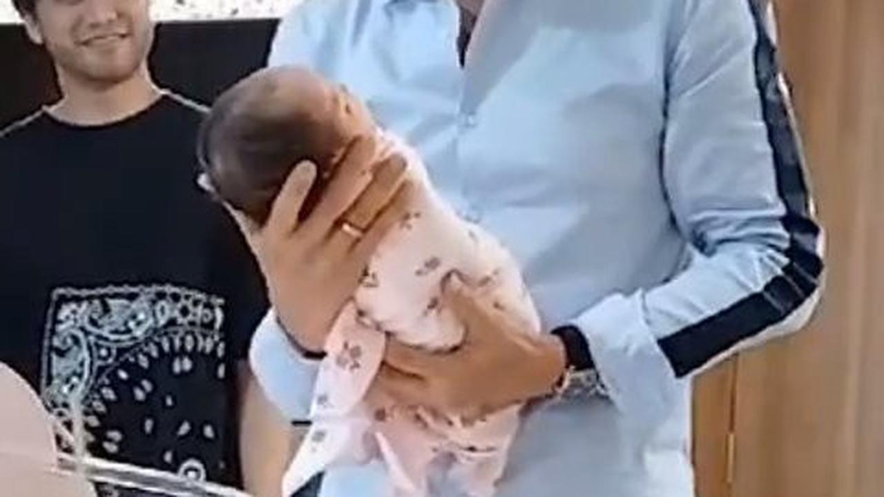 Akhirnya Bisa Timang Cucu, 7 Potret Addie MS Gendong Anak Kevin Aprilio - Jadi Kado Ultah Terindah