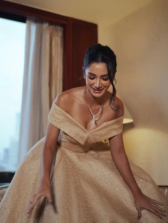 MUA Rhay David tampak memoles wajah Fanny dengan riasan glam yang elegan.