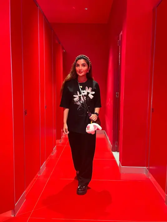 Tampil nyaman, Ashanty kenakan crocs hitam dan sling bag Louis Vuitton seharga Rp28jutaan [@ashanty_ash]