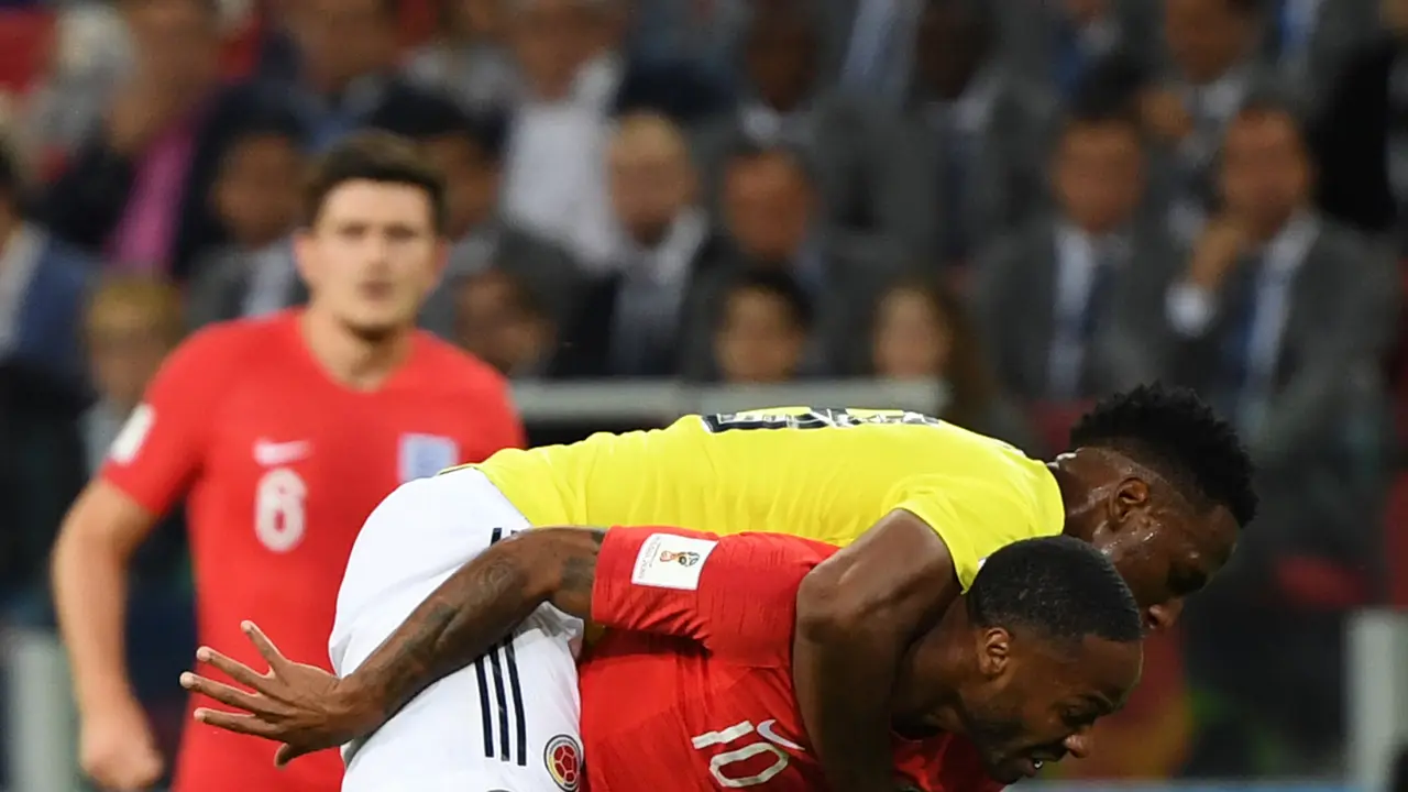 Raheem Sterling Menggendong Yerry Mina