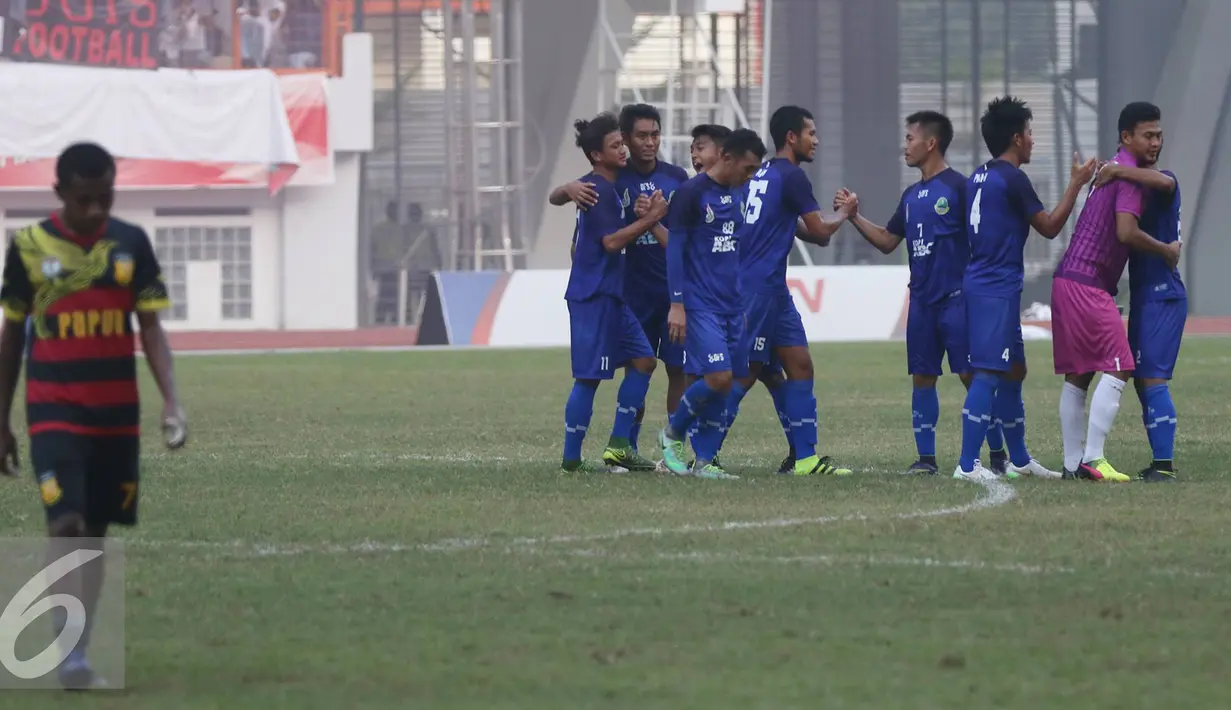 Pemain Jabar meluapkan kegembiraan seusai menang dalam laga semifinal PON XIX melawan Jawa Barat di Stadion Wibawamukti, Jabar, Senin (26/9). Jabar menang dengan skor akhir 3-1 (Liputan6.com/Immanuel Antonius) 