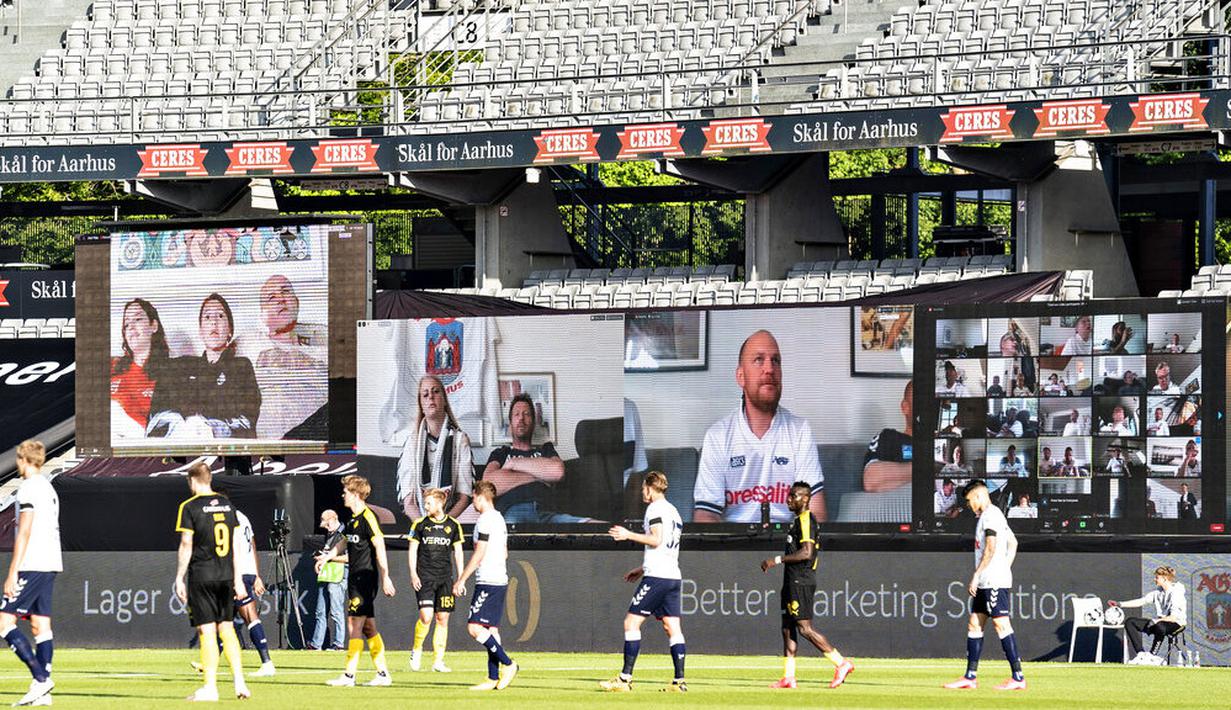 Suasana pertandingan AGF Aarhus melawan Randers FC pada laga Liga Denmark di Stadion Ceres Park (28/5/2020). Liga Denmark menghadirkan penonton virtual di stadion dengan aplikasi video Conference. (AP/Ritzau Scanpix - Henning Bagger)