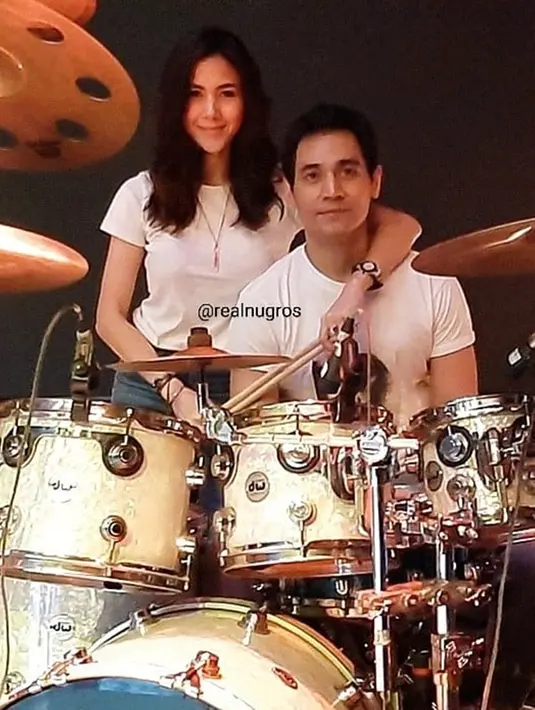 Perbedaan usia yang cukup jauh yakni 23 tahun, nyatanya justru semakin menyatukan hubungan mereka. Tidak salah, pasangan ini disebut couple goals. Meski usia Tyo Nugros sudah memasuki kepala lima, eks drummer Dewa 19 ini bak seumuran dengan kekasihnya. Warganet menyebut wajah Tyo Nugros bak vampir. (Liputan6.com/IG/@realnugros)