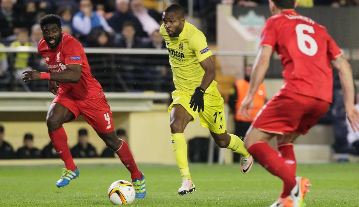 Penyerang Villarreal, Cedric Bakambu (tengah) berusaha membawa bola dari kawalan dua pemain Liverpool pada leg pertama liga Europa di stadion El Madrigal, Spanyol, (28/4). Villarreal menang atas Liverpool dengan skor 1-0. (Reuters / Heino Kalis)