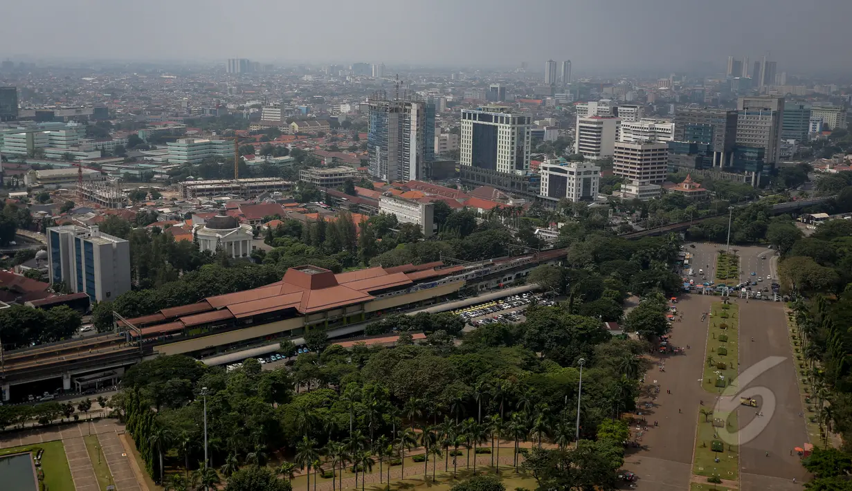 Pemandangan deretan gedung-gedung pencakar langit di kawasan sekitar  Monas, Jakarta, Kamis (14/5/2015). Pemprov DKI Jakarta terus berupaya menambah ruang terbuka hijau (RTH) yang kini jumlahnya masih di bawah 10 persen. (Liputan6.com/Faizal Fanani)