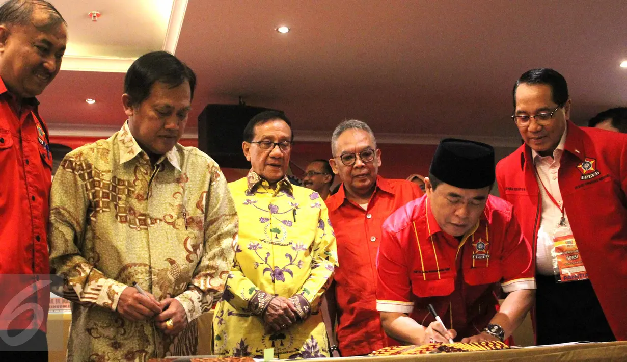 Ketua Umum Dewan Pimpinan Nasional SOKSI Ade Komaruddin menandatangi MoU dengan Jamkrindo untuk membantu mempermudah akses kredit bagi kelompok Usaha Mikro, Kecil dan Menengah (UMKM) dan koperasi, Jakarta, Minggu (9/8/2015). (Liputan6.com/Helmi Afandi)